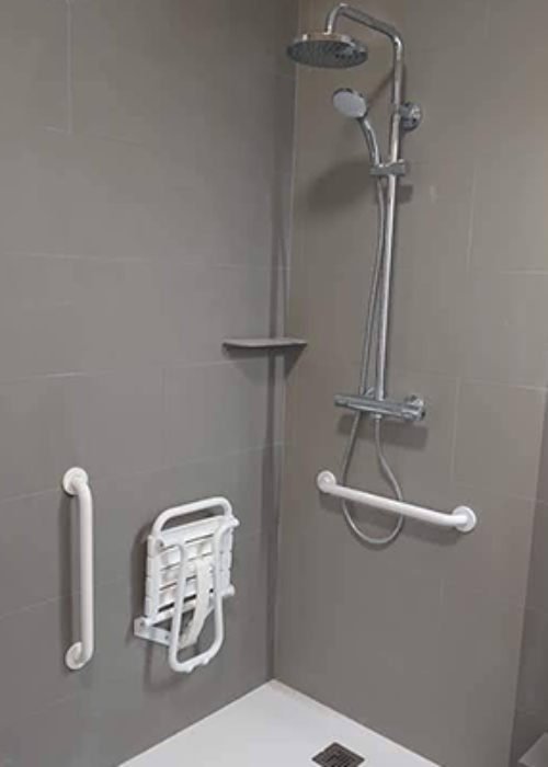Douche PMR en résine de synthèse HIMACS / Alobat Habitat